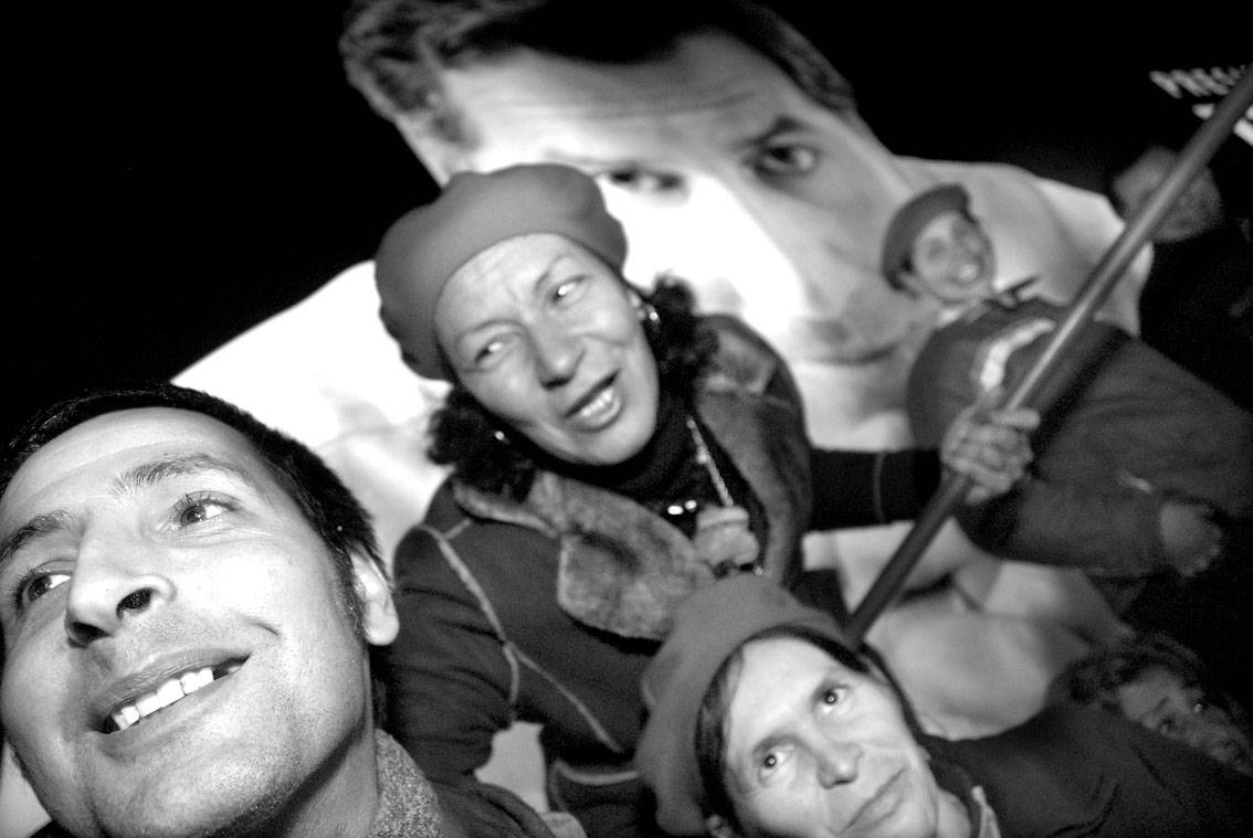 Simpatizantes colorados en la casa partidaria, la noche de las elecciones internas. (archivo, junio de 2009) 