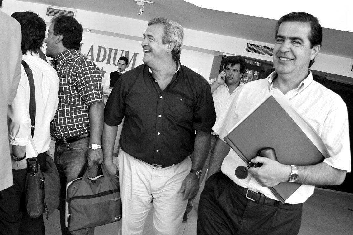 Jorge Larrañaga y Francisco Gallinal, a la salida de una reunión del Partido Nacional donde se discutió el tema candidaturas a la intendencia municipal de Montevideo. (archivo, enero de 2010)