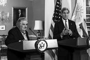 José Mujica y John Kerry, secretario de Estado estadounidense, ayer, previo a una reunión bilateral en el Departamento de Estado en Washington, DC. / Jim Lo Scalzo, Efe
