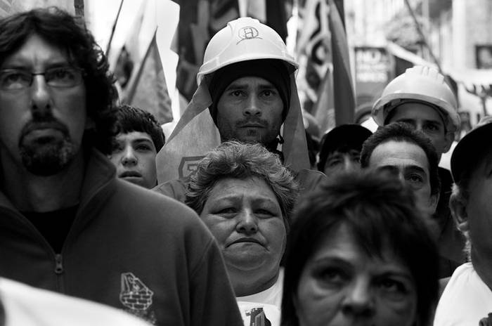 Trabajadores en el acto del PIT-CNT, en 18 de Julio y Andes, en el marco del paro general parcial. / Foto: Sandro Pereyra