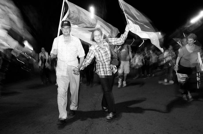 Público llegando al acto final del Frente Amplio, ayer en Punta Carretas. / Foto: Sandro Pererya
