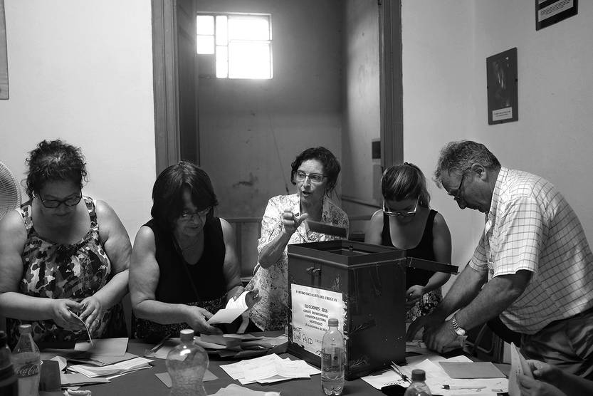Escrutinio de votos observados en las elecciones departamentales del Partido Socialista. / foto: pablo vignali