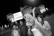 Participantes de la celebración por la aprobación de la Ley de Matrimonio Igualitario, ayer, frente al Palacio Legislativo.
