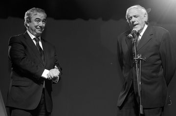 Luis Alberto Heber y Lincoln Maiztegui, anoche, en el Teatro del Notariado.
