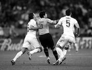 Phil Jagielka, de Inglaterra, Luis Suárez, de Uruguay, Gary Cahill, de Inglaterra, en el estadio Arena Corinthians en San Pablo (Brasil). / Foto: Sandro Pereyra