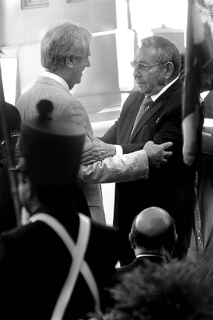 Tabaré Vázquez y Raúl Castro, ayer, en la residencia presidencial de Suárez y Reyes. Foto: Sandro Pereyra