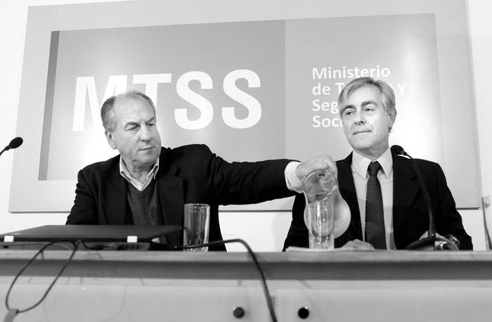 Ernesto Murro y Fabio Bertranou, ayer, en la presentación del evento “A 20 años
del régimen mixto de jubilaciones”, en el MTSS. Foto: Pablo Vignali