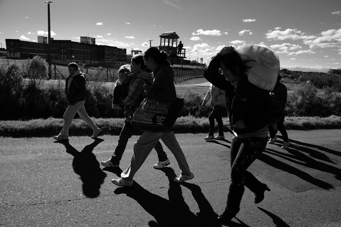 Familiares de presos, concurren a una visita en el Comcar (archivo, abril de 2012). · Foto: Nicolás Celaya