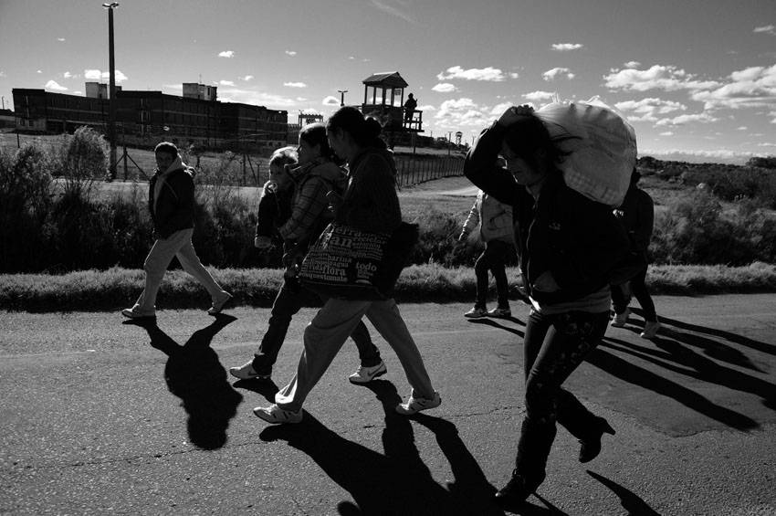 Familiares de presos, concurren a una visita en el Comcar (archivo, abril de 2012).