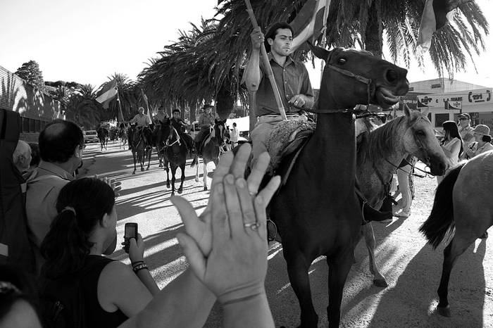 Movilización en contra de la reapertura de la cantera de AFE, ayer, en Joaquín Suárez, Canelones. Foto: Pablo Nogueira