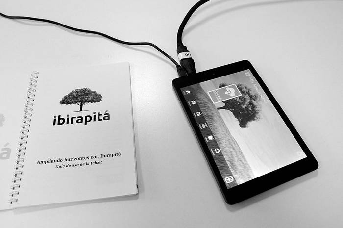 Una de las tablets que a partir de hoy se entregan a 1.000 jubilados, presentada ayer, en el Latu. Foto: Sandro Pereyra