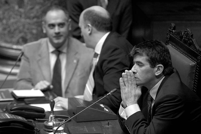 Raúl Sendic durante la sesión del Senado para tratar el informe de la Comisión Preinvestigadora  de ANCAP. foto: santiago mazzarovich