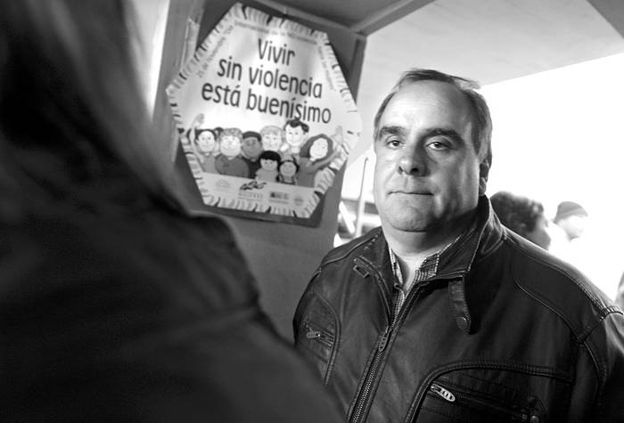 Joselo López en la movilización del SUINAU, ayer, en el sindicato de ANCAP. Foto: Santiago Mazzarovich