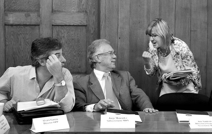 Álvaro García, Jorge Menéndez y Cristina Lustemberg, en el Congreso Nacional de Género,
el viernes en el Ministerio de Salud Pública. Foto: Santiago Mazzarovich