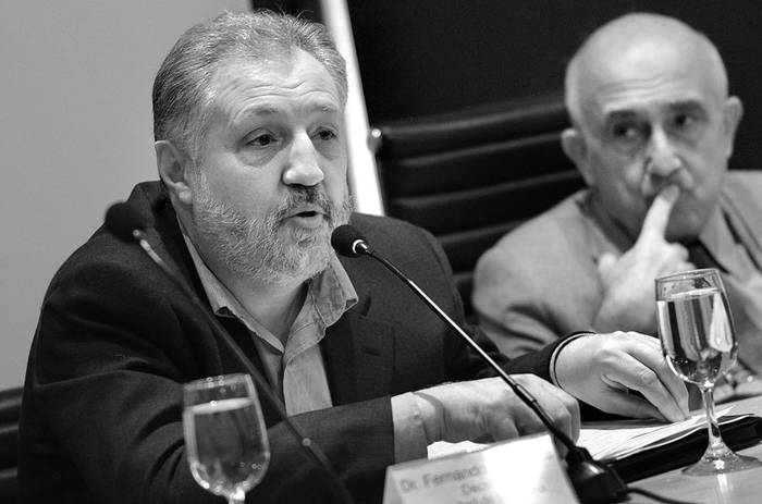 Fernando Tomasina y Roberto Markarian, ayer, en la sala Maggiolo de la Universidad de la República. • Foto: Pablo Vignali