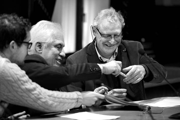 Mario Mañana, Luis Fernando Iglesias y Jorge Sarasini durante la firma del acuerdo, ayer, en la sala Maggiolo de la Udelar. Foto: Santiago Mazzarovich
