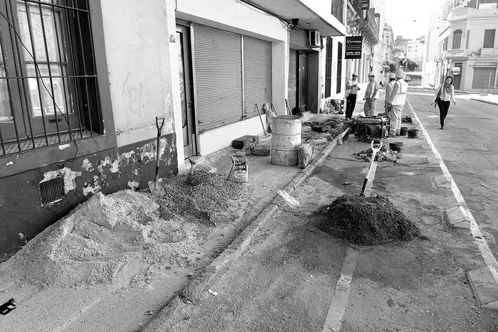 Reparación de veredas en la Ciudad Vieja. Foto: Iván Franco