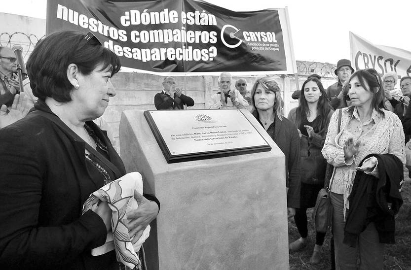 Loreley Sosa y Silvia Torresoni, el viernes, en el descubrimiento de la Placa de la Memoria en la Base Aérea Boiso Lanza. Foto: Federico Gutiérrez