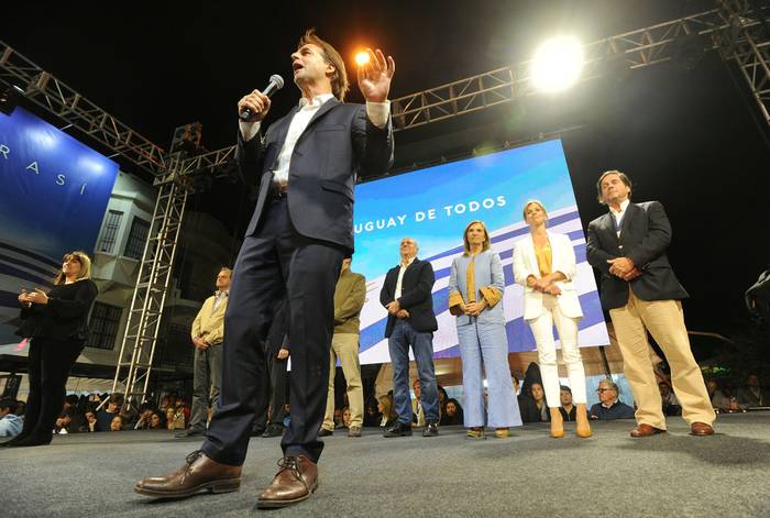 Luis Lacalle Pou, en el acto de cierre de la jornada electoral. · Foto: Federico Gutiérrez