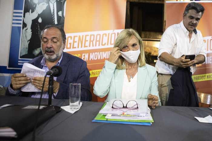 Jorge Gandini, Beatriz Argimón y Carlos Camy, durante un acto en defensa de la LUC,
en la Casa de los Lamas. (archivo, octubre de 2021). · Foto: .