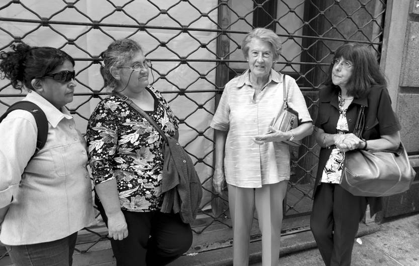 Susana Escudero, Margarita Lagos, Beatriz Benzano y Ana Amorós, ayer, en la puerta del juzgado. 