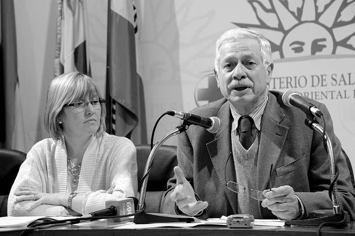 Cristina Lustemberg, subsecretaria de Salud Pública, y Jorge Basso, ministro, durante una rueda de prensa, el viernes, en la sede del ministerio. Foto: Alvaro Salas, Presidencia