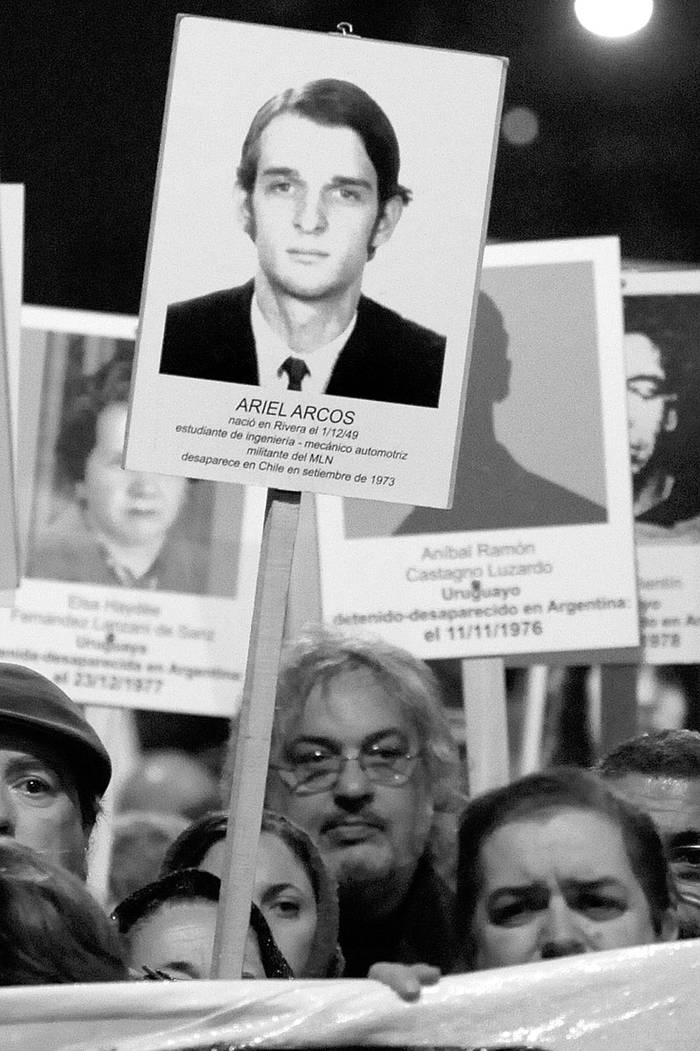 Una fotografía de Ariel Arcos, desaparecido en Chile, en la Marcha del Silencio
en Montevideo. Foto: Nicolás Celaya (archivo, mayo de 2013)