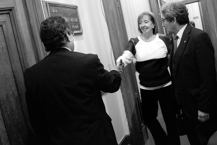 José Carlos Cardozo, senador del Partido Nacional, recibe a María Julia Muñoz, ministra de Educación y Cultura, ayer, en la comisión de Educación del Senado. Foto: Pablo Vignali