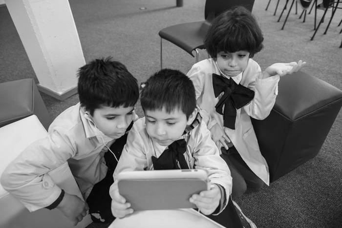 Alumnos de la escuela 163 de Montevideo, en la presentación de tres nuevos juegos para ceibalitas, ayer, en el Laboratorio Tecnológico del Uruguay. Foto: Santiago Mazzarovich