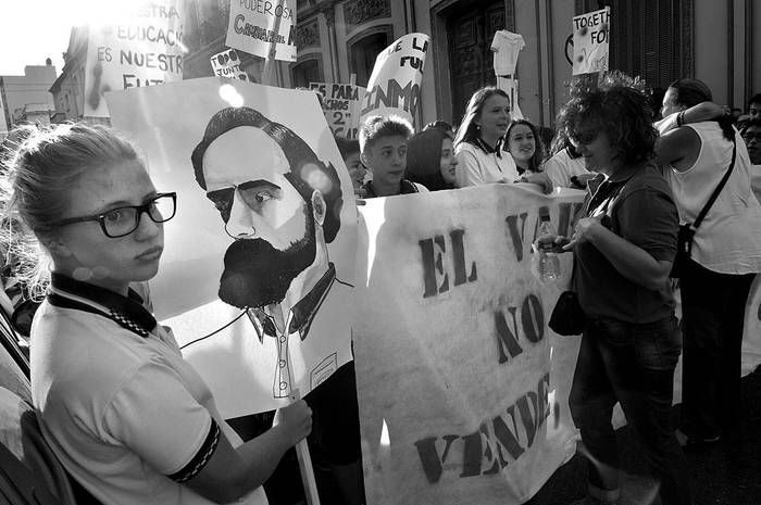 Alumnos, padres y docentes del colegio José Pedro Varela, ayer en las afueras del colegio. Foto: Federico Gutiérrez