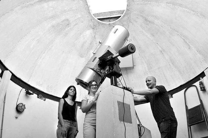 Los técnicos Andrea Maciel, Tatiana Leibner y Santiago Roland, en el Observatorio Astronómico Los Molinos. Foto: Federico Gutiérrez
