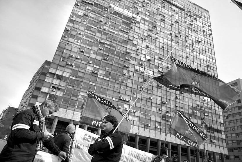 Movilización del sindicato del gas frente a la Torre Ejecutiva. Foto: Santiago Mazzarovich (archivo, agosto de 2015)