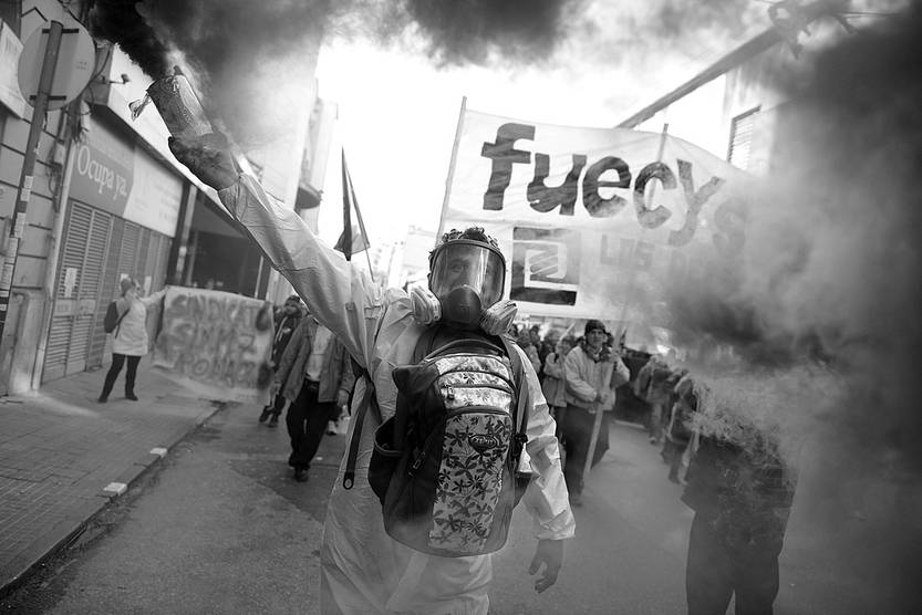 Movilización de FUECYS, ayer, en el Centro de Montevideo. Foto: Santiago Mazzarovich