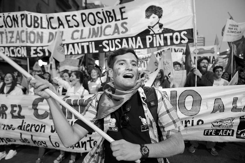 Movilización contra las privatizaciones en el Hospital de Clínicas, ayer, en 18 de Julio. Foto: Santiago Mazzarovich