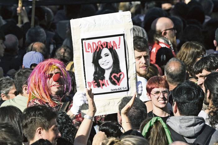 Manifestación de apoyo a Cristina Fernández en la Plaza de Mayo en Buenos Aires. · Foto: Juan Mabromata,  AFP