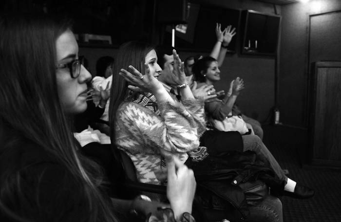 Público presente aplaude en lengua de sordos, el martes, al terminar la actividad en la que se presentaron materiales sobre salud en lenguaje de señas. · Foto: Pablo Nogueira