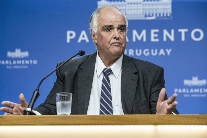 Gustavo Penadés, durante la conferencia de prensa que brindó el 29 de marzo en el edificio José Artigas del Parlamento. · Foto: .