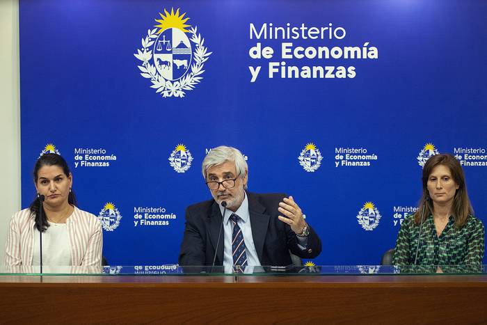 Marcela Bensión , Alejandro Irastorza (ministro interino del MEF), y Nicole Perelmuter, el 6 de diciembre, en el Ministerio de Economía y Finanzas. · Foto: Alessandro Maradei