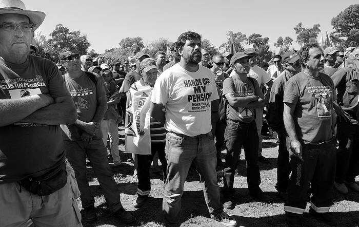 Paro departamental y movilización del SUNCA en apoyo de los 700 trabajadores de la construcción de la planta regasificadora, el 17 de marzo, en Puntas de Sayago. Foto: Sandro Pereyra