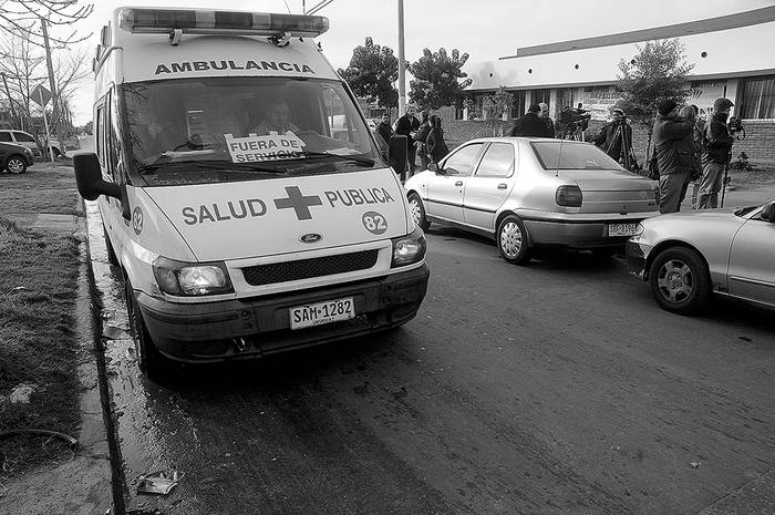 Ambulancia de la Administración de los Servicios de Salud del Estado en Capitán Tula y José Belloni. / Foto: Javier Calvelo (archivo, julio de 2012)