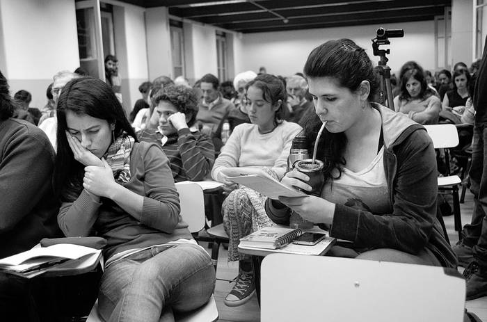 Debate sobre extensión universitaria, ayer, en la Facultad de Psicología. Foto: Pablo Vignali