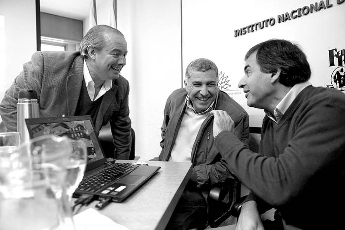 Fabio Montossi, Walter Ayala y Alejandro Saravia, ayer, en la conferencia de prensa en el INIA. Foto: Santiago Mazzarovich