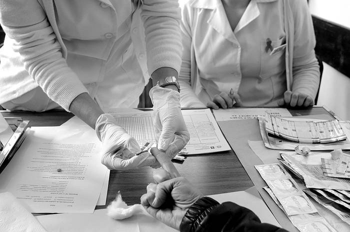 Test con tarjetas de ensayo de VIH/sida en la policlínica de La Teja. •Foto: Pablo Vignali (archivo, julio de 2013)