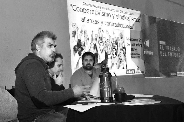 Charla-debate “Cooperativismo y sindicalismo: alianzas y contradicciones”, organizada por la Federación de Cooperativas de Producción del Uruguay en el marco del Día del Futuro. Foto: Federico Gutiérrez