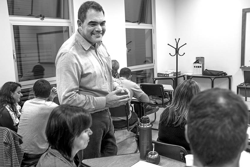 Urko López en la Facultad de Ciencias Sociales. Foto: Adrián Mariotti