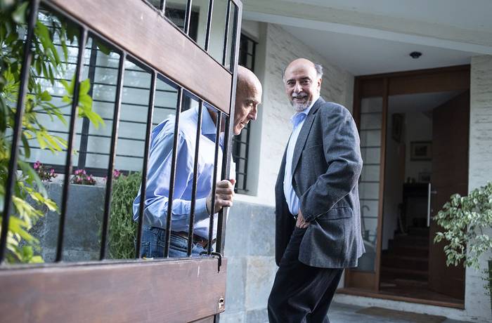 Pablo Mieres visita a Daniel Martínez en su domicilio (archivo, mayo 2019). · Foto: Ricardo Antúnez