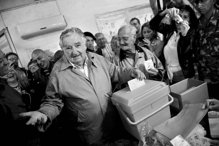 El presidente José Mujica, en el momento de emitir su voto en una escuela del Cerro. / Foto: Nicolás Celaya