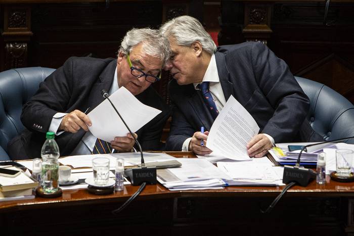 Luis Alberto Heber y Francisco Bustillo, el 22 de agosto, durante la sesión del Senado en la que fueron interpelados. · Foto: .