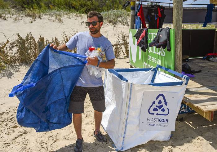 Juan Rivero, fundador de Plasticoin, en un centro de recolección en la playa San Francisco, Maldonado.  · Foto: Pablo Porciúncula, AFP.
