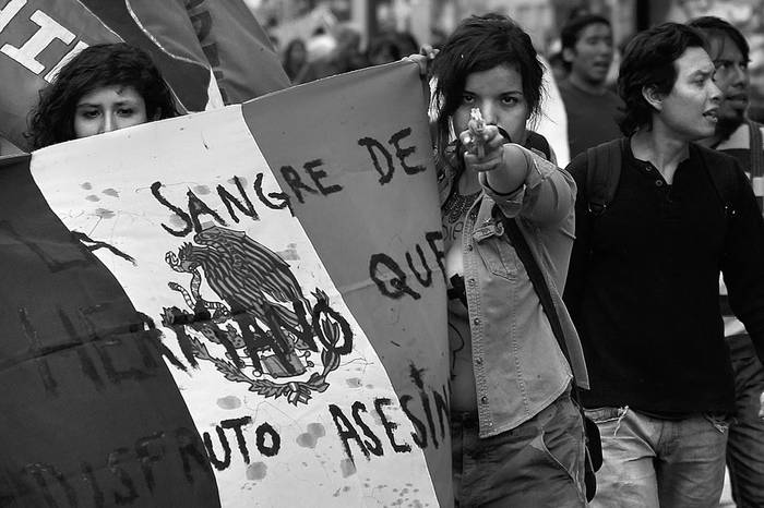 Nueva jornada de manifestaciones en apoyo a los familiares de los 43 estudiantes desaparecidos, ayer, en Ciudad de México (México).
Foto: Alex Cruz, Efe